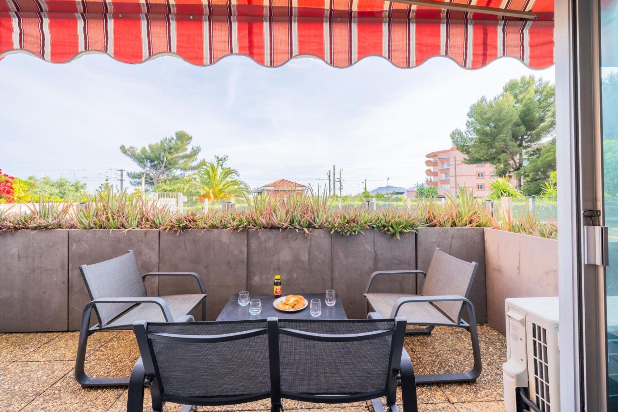 - Avec Terrasse, Vue, Mer, Piscine, Plage, Garage Apartment Cannes